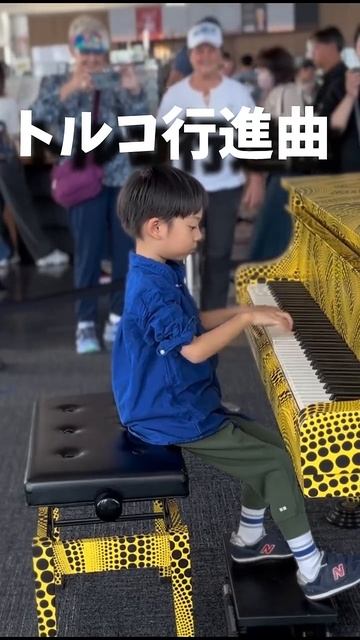 Риккун - (6-летний ребенок) играет «Турецкой марш» Моцарта на пианино в здании правительства Токио. смотреть онлайн