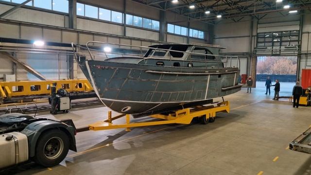 Транспортировка корпуса яхты Courage 35 на покраску
