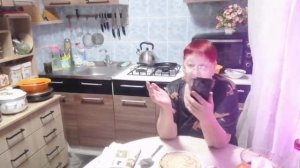 Отвлекается от плохих мыслей