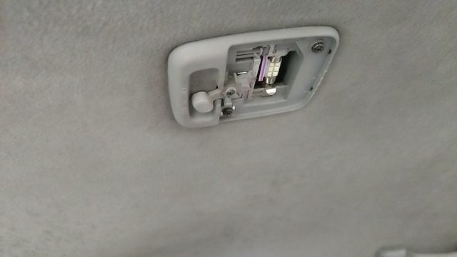 Как поменять лампочку салонного освищения Ниссан Альмера Классик