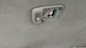 Как поменять лампочку салонного освищения Ниссан Альмера Классик