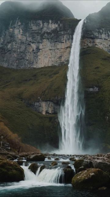 Величие природы: водопад на фоне гор #природа #водопад #пейзаж