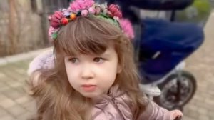 Ангелина назвала маленькую обезьянку Милашкой и хочет чтобы гамадрилы её показали!