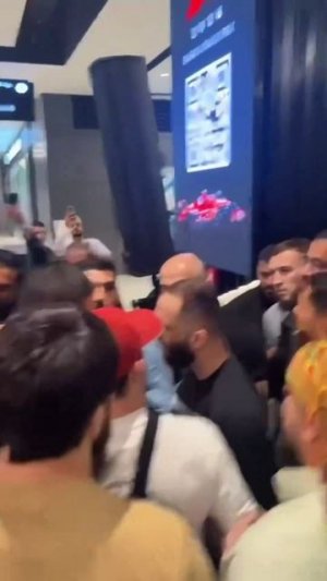 Хамзат Чимаев, выступая в роли гостя, вмешался в конфликт между ливанским бойцом Энтони Зейданом ...