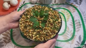 Этот салат-сама нежность, невесомый, очень вкусный!