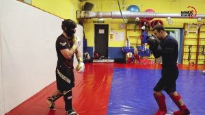 Бойцы ММА готовятся к турниру по кикбоксингу.