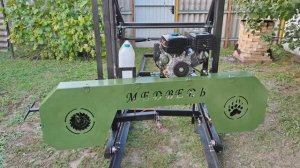 Новая версия бензиновой пилорамы с косым запилом . Ленточная пилорама с бензиновым двигателем .