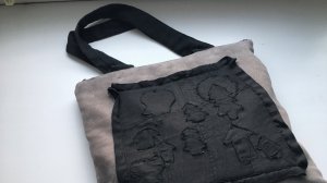 Сшила сумку из развалившейся кожаной куртки и рекламной подушки