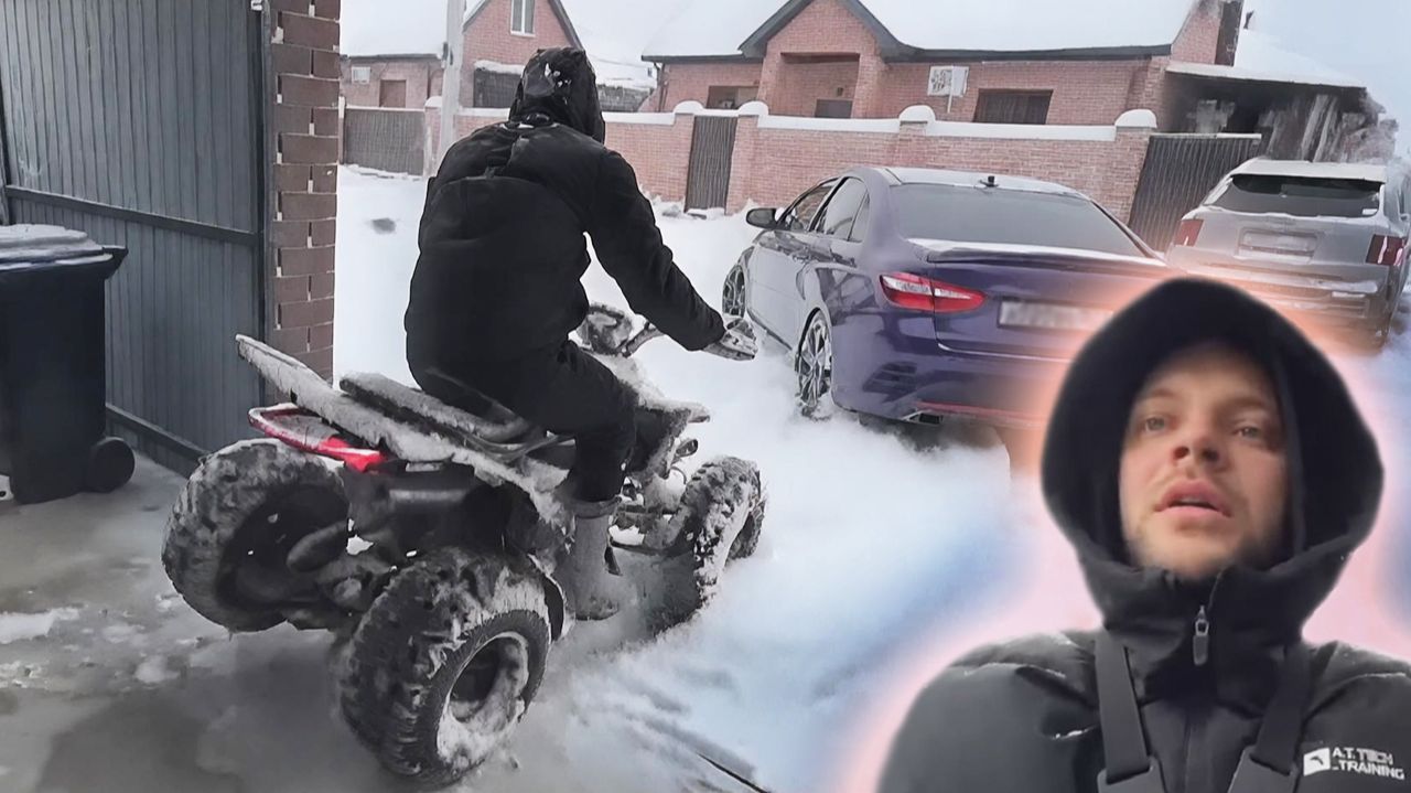 ЮРА ВОЛКОВ ЗАСТРЯЛ НА КВАДРОЦИКЛЕ У СЕБЯ ВО ДВОРЕ И ЧУТЬ НЕ УШАТАЛ ВЕСТУ. смотреть онлайн