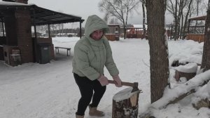 Мангальная зона в Ямской слободе на курорте Завидово. Раннее утро. Теплая погода -5 градусов.