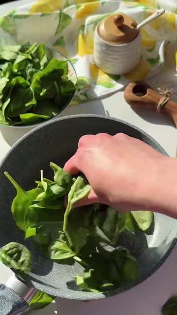 Куриные котлеты с мягким сыром и шпинатом