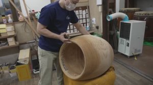 Как изготавливают тайко - традиционные японские барабаны. Процесс изготовления тайко в Японии.