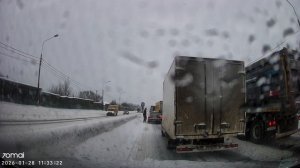 Мужик - красавчик! Разгрузил пробку!