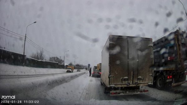 Мужик - красавчик! Разгрузил пробку!