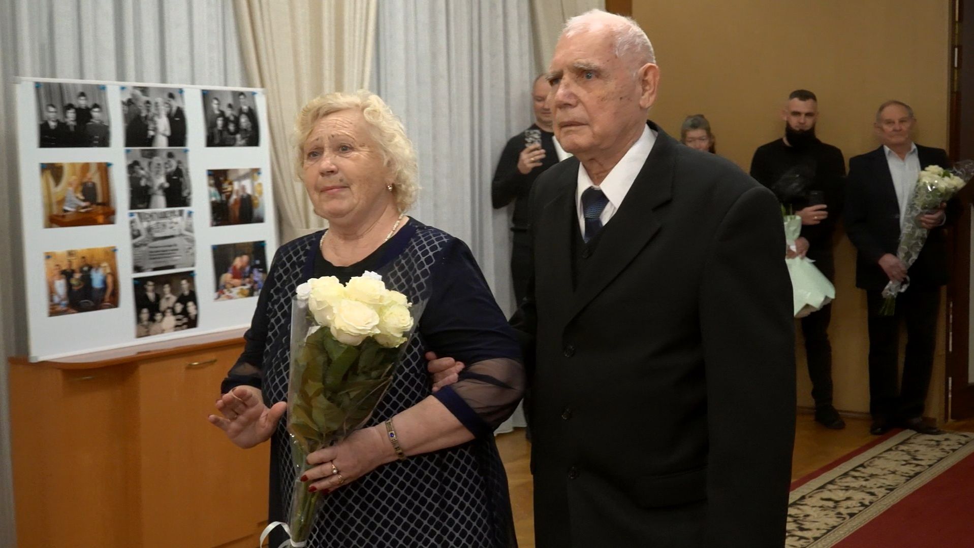 В отделе ЗАГС Гагаринского района чествовали семейную пару Анатолия и Аллы Дворниковых смотреть онлайн