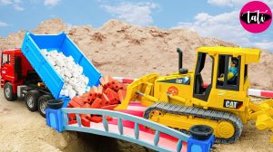 Мультик про машинки. Экскаватор и вертолет помогают застрявшему транспортному средству