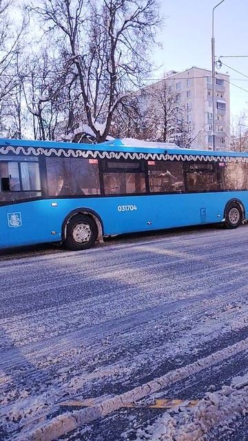 ЛиАЗ 6213 проезжает мимо