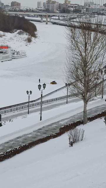 Бобкат застрял во льду