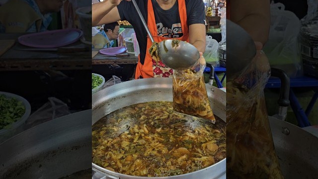 овощной суп на улицах Таиланда. 50 бат /125 руб за порцию смотреть онлайн