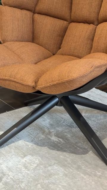 Приглушенный свет, любимая книга и ощущение, что кресло буквально обнимает вас ✨