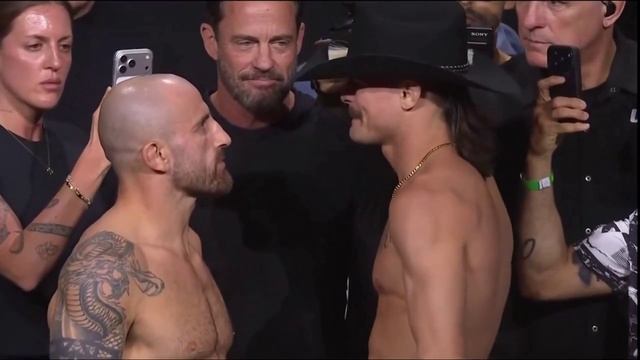 Александр Волкановски против Диего Лопеса — Финальная встреча лицом к лицу смотреть онлайн