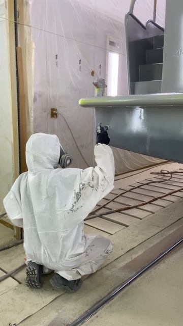 Первый этап грунтования корпуса яхты Grunwald Courage 35