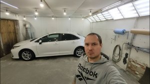 Toyota Corolla: вытяжка задка, покраска нового бампера