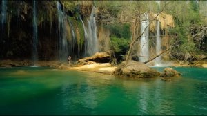 Атмосфера водопада 💧 Журчание и плеск маленьких водопадов | 3-часовой естественный белый шум.