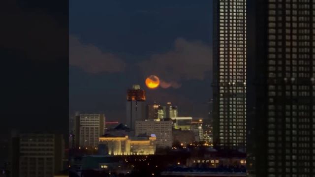 «Три Луны» повисли над Москвой и областью этой ночью — редкое явление называется «парселена» смотреть онлайн