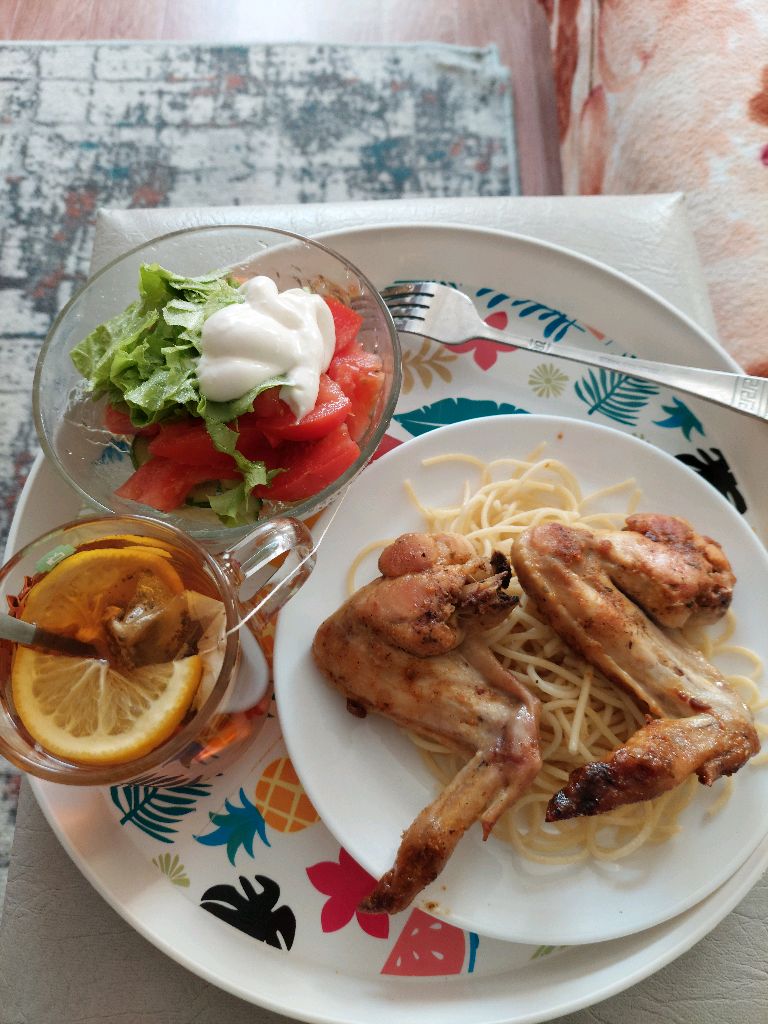 мукбанг/салатик с помидор/спагетти с зажаренными крыльями смотреть онлайн