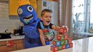 Синий (BLUE)  монстр из радужных друзей ROBLOX дома у Алисы.