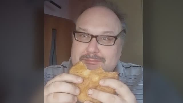 Мужик с беляшом Канивченко Андрей