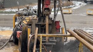 Начали бурить скважину