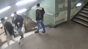 Мигрант Напал На Девушку в Метро