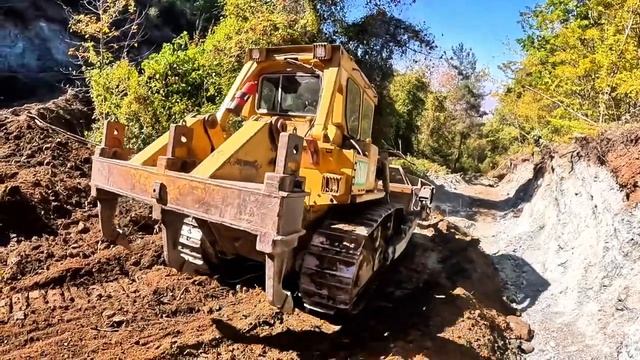 Дорога в лесном обрыве и в зоне оползня. смотреть онлайн