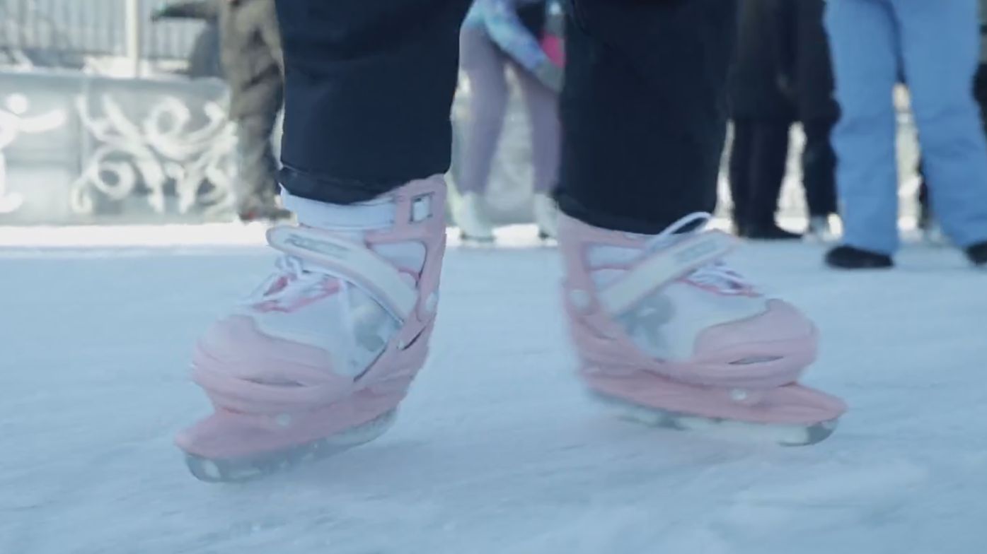 Зимой - коньки, летом - мяч: в Марьине открыли круглогодичную спортплощадку смотреть онлайн