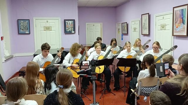 ансамбль гитаристов, студенты училища искусств города Саратов.