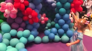 Настя  и новогодние развлечения в красивом парке