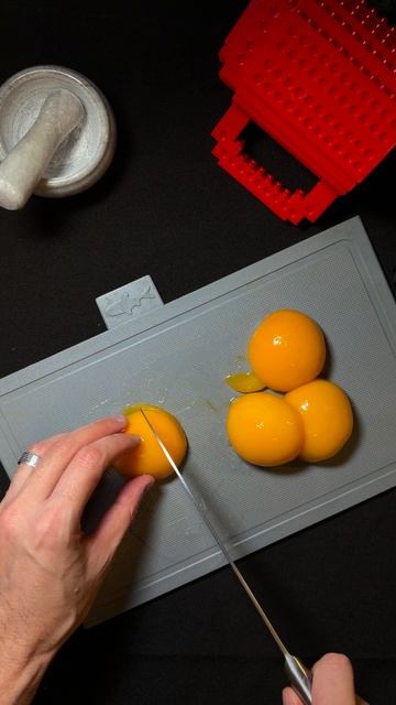 Красная рыба с салатом из персиков