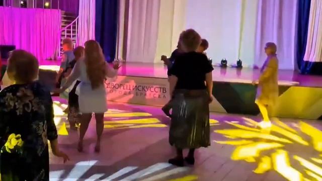 Возле дома калина