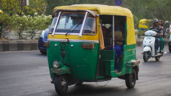Туристы устроили оргию в тук-туке на глазах у изумленных прохожих