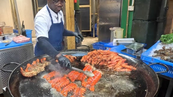 уличная еда Лондона. креветки и лобстеры