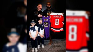 Овечкин с сыновьями сходил на матч НБА и обменялся майками с Леброном