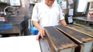 89 летний пекарь. печет в Японии различные виды хлеба