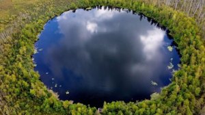 Озеро Бездонное: из-за чего уже почти 200 лет в этом водоеме не могут найти дно