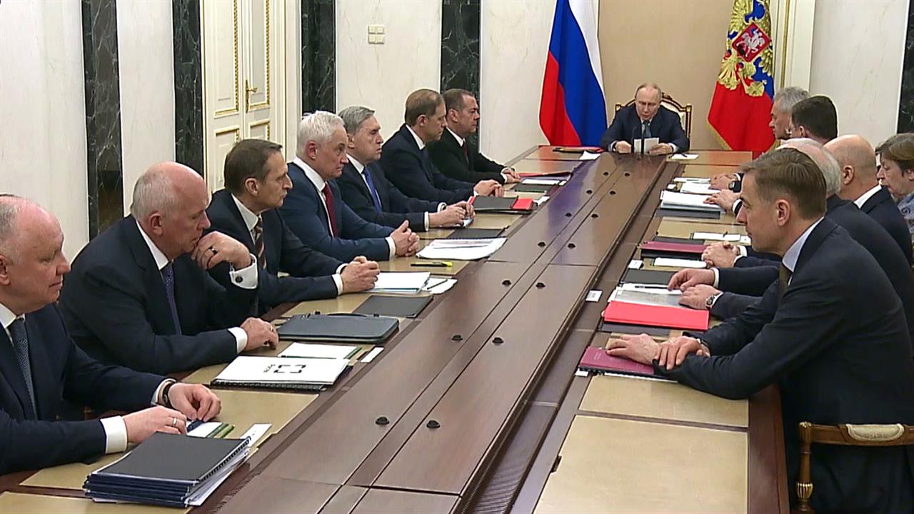 Владимир Путин провел заседание комиссии по вопросам военно-технического сотрудничества. смотреть онлайн