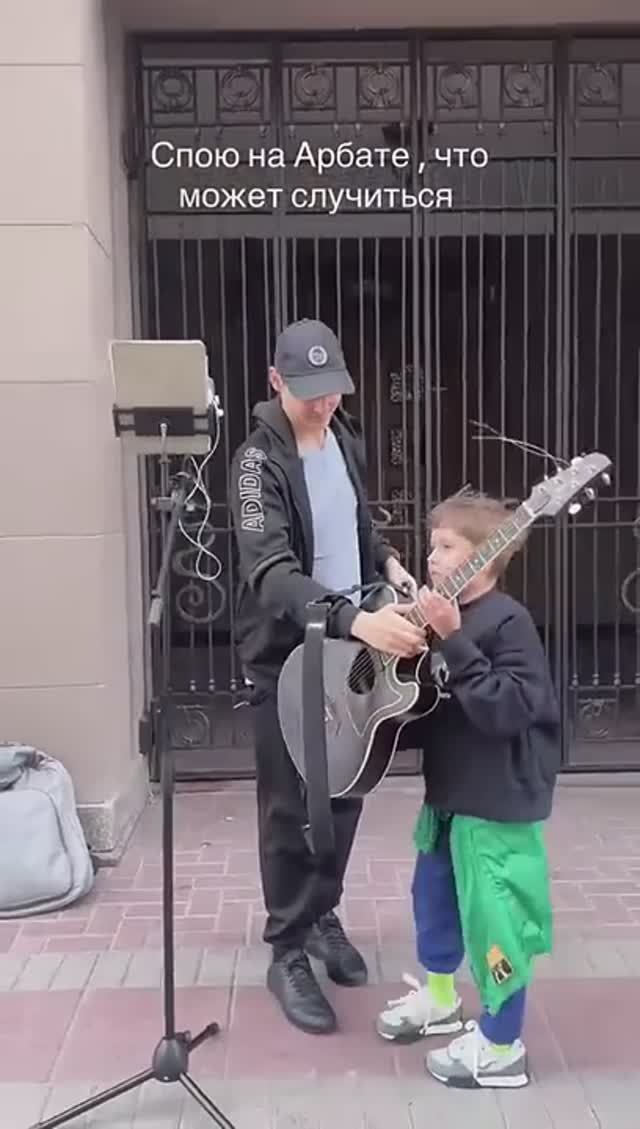 Мальчик классно спел на Арабате песню "Последний герой" под гитару. смотреть онлайн