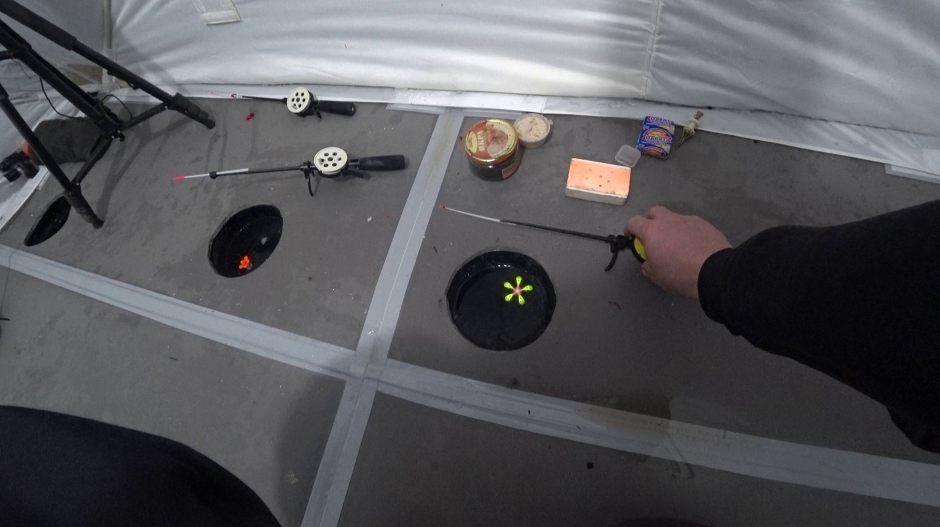 лещ зимой в палатке на водохранилище #рыбалка #лещ #зимой #коромысло #лепесток #поплавок #топ #зима смотреть онлайн