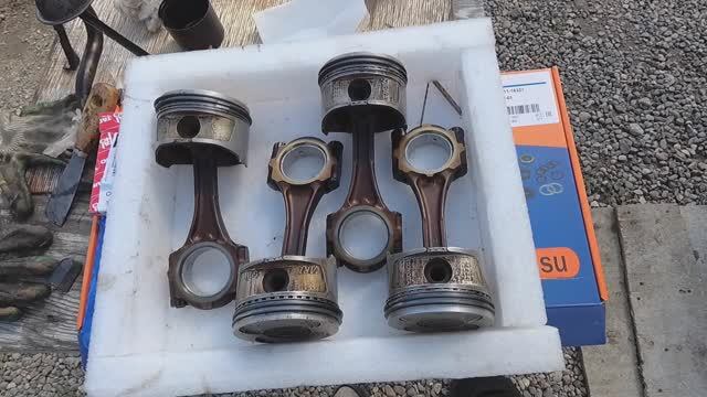 Установка поршней двигатель 5A-FE, второй средний ремнт