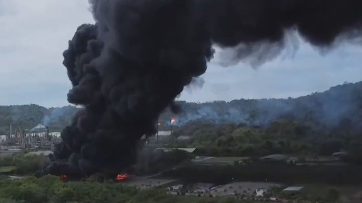 В Эквадоре после взрыва загорелся крупнейший в стране НПЗ смотреть онлайн
